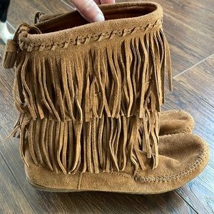 Minnetonka Women's Calf  2-Layer Fringe Mocassin Boot/size 6.5